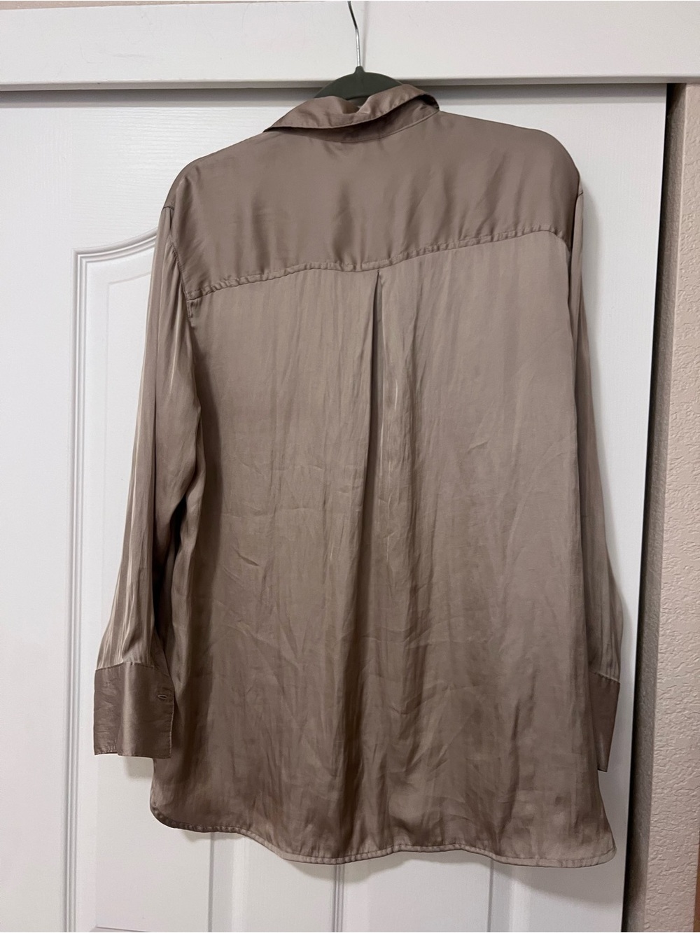 Old Navy women’s Satin Button-Up Shirt in Taupe - Picture 4 of 4